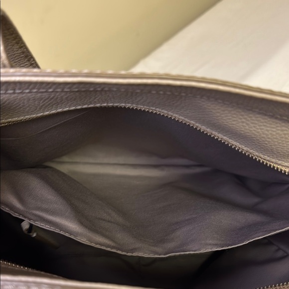 Marc Jacobs Tan Shoulder Bag with Embossed Logo - Picture 15 of 16